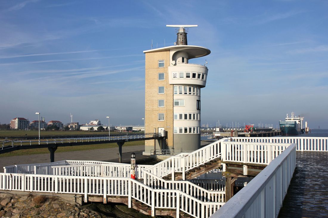 Radarturm an der Alten Liebe in Cuxhaven mit weißen Geländer im Vordergrund.