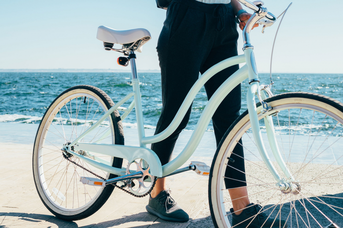 Eine Person, die neben einem Fahrrad steht.