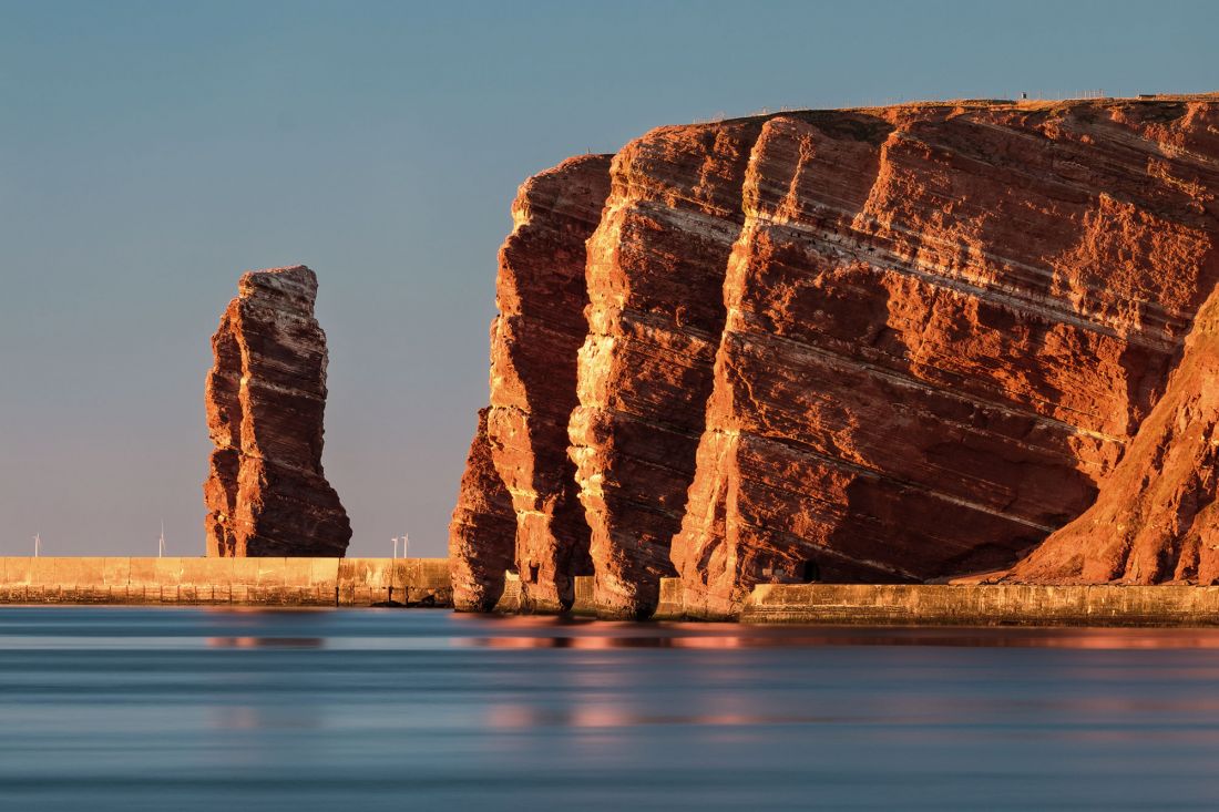 Panoramablick auf die Felsformation mit der "Langen Anna "von Helgoland im Meer vor klarem Himmel
